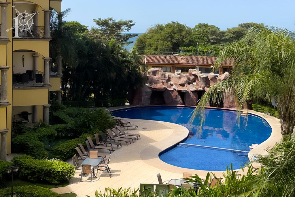 Swimmingpoolen hos eller tæt på Sunrise #26 Best Priced 2BR -Ideal Location - Views