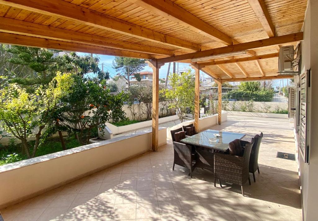 En balkon eller terrasse på Nefele - Athens Airport Home