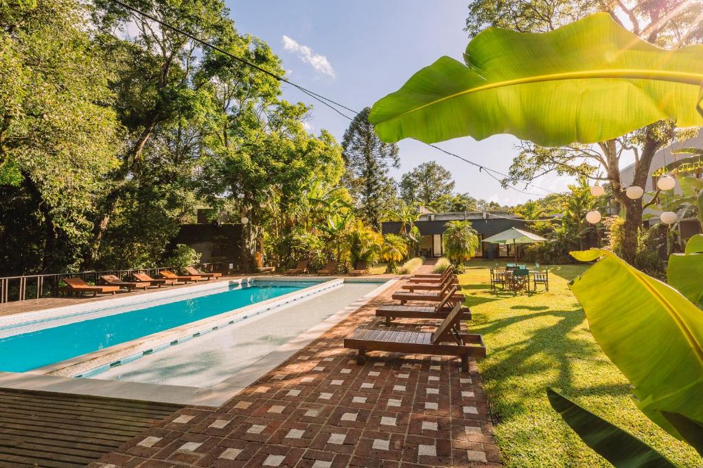 Swimmingpoolen hos eller tæt på Complejo Ysyry Cabañas Eldorado Misiones
