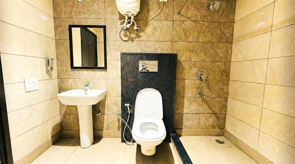 Koupelna v ubytování The HomeAste Residence, Rajouri Garden