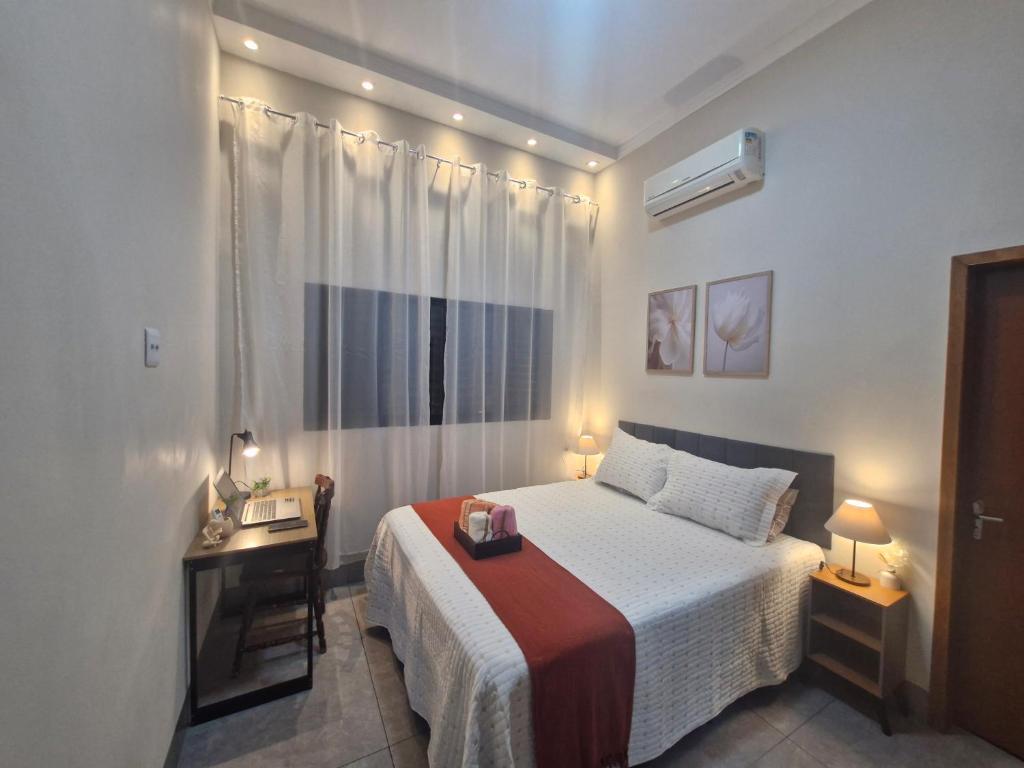 a small bedroom with a bed and a window at Casa Alves Próx Hospital do Amor Com Suíte e Ar in Barretos