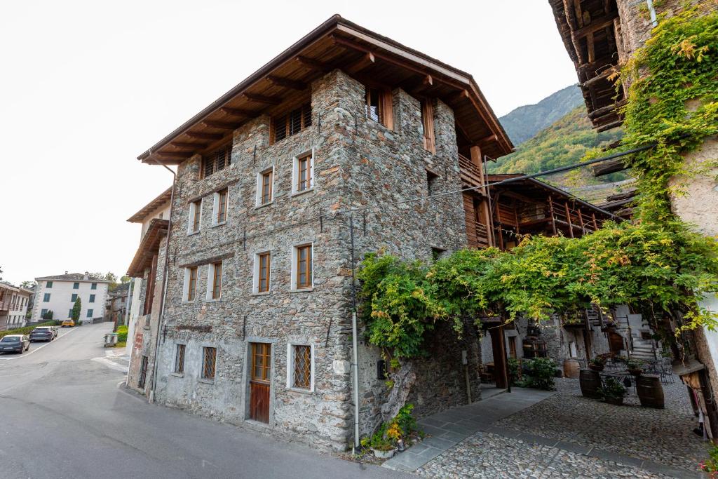 een oud stenen gebouw aan de straatkant bij La Corte del Glicine in Villa di Tirano
