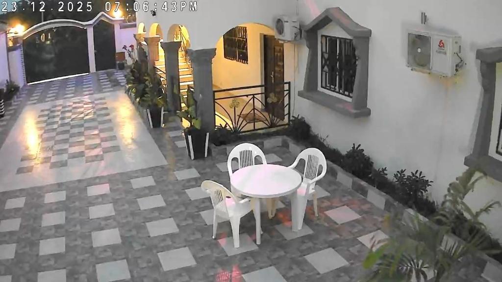 einen Ausblick über einen Tisch und Stühle auf einer Terrasse in der Unterkunft Cutting Edge Guest House in Daranka