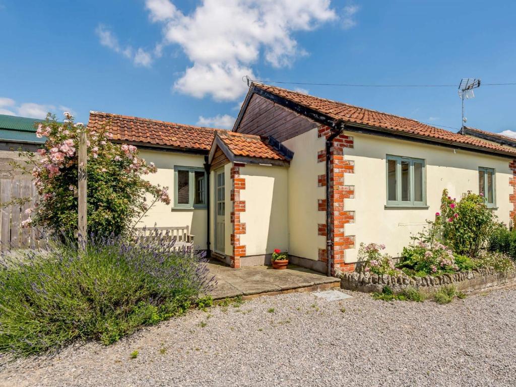 ein kleines weißes Haus mit einem Zaun in der Unterkunft 2 Bed in West Knoyle 52105 in West Knoyle