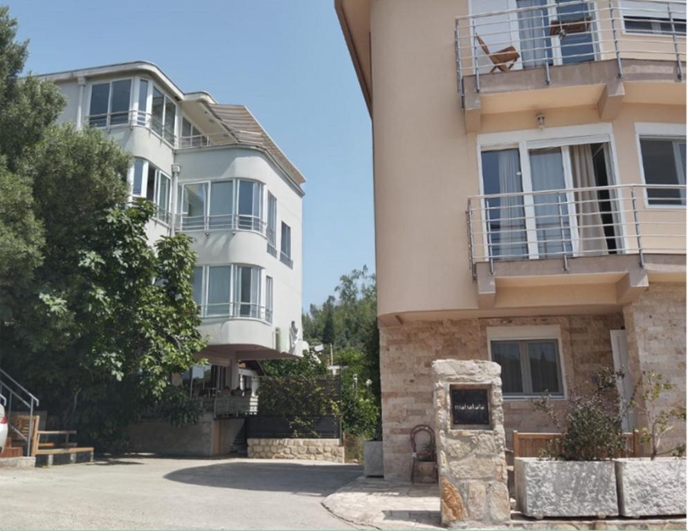 een groot wit gebouw met een balkon bij Mahakala Center in Petrovac na Moru