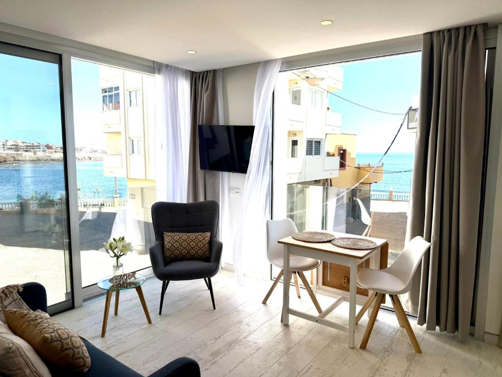 een woonkamer met uitzicht op de oceaan bij Melenara Beach in Melenara