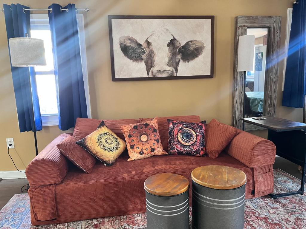 een woonkamer met een bruine bank met kussens bij The Bay House in Shady Side