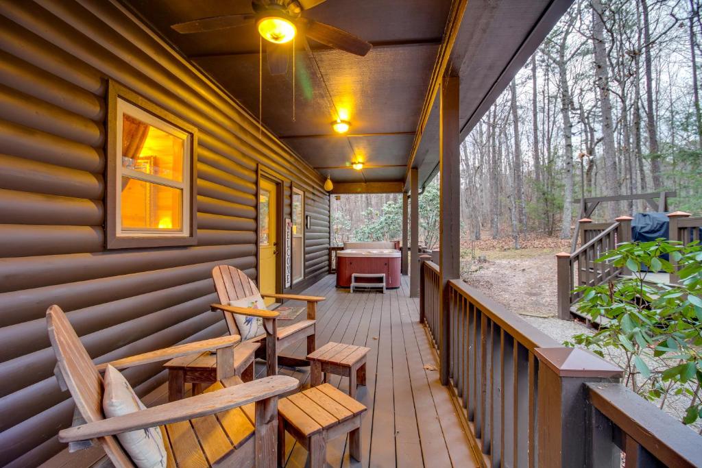 Vườn quanh Hot Tub and Fire Pit Wooded Cabin Near DeSoto Park!