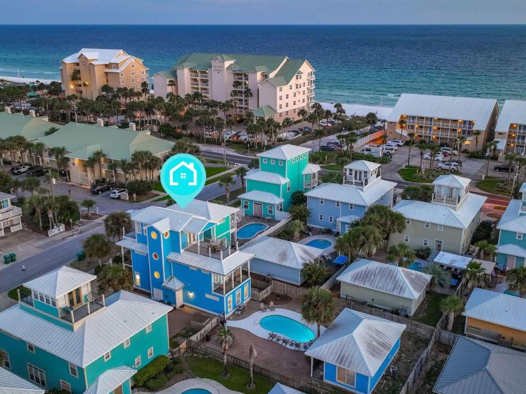 een luchtfoto van een resort aan de oceaan bij Blue Coconut in Destin