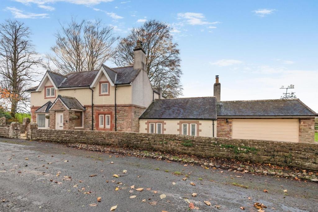 een oud stenen huis met een stenen muur bij 3 Bed in Mealsgate oc-e33626 in Mealsgate