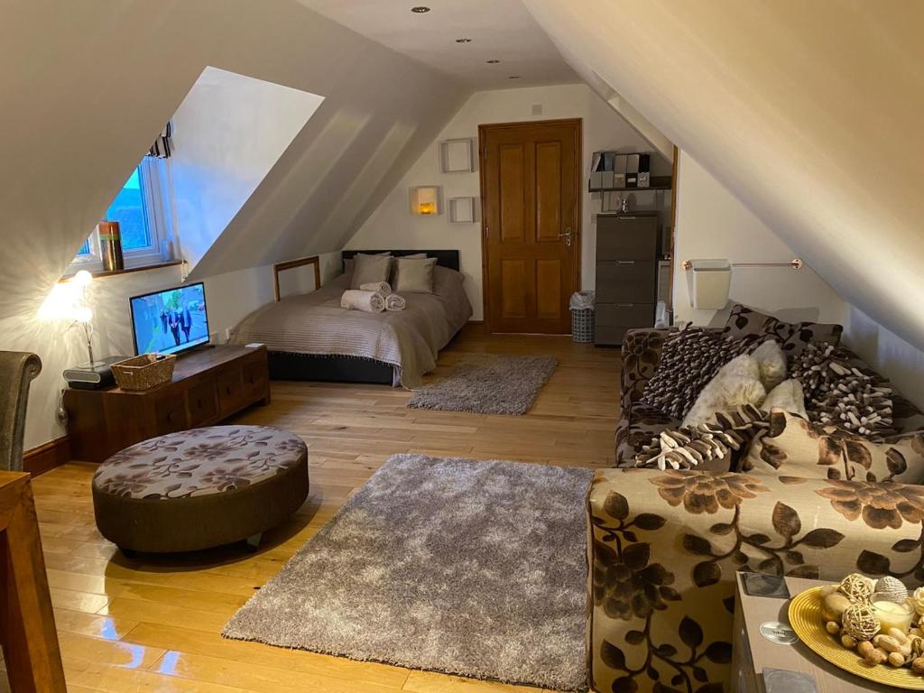 Posezení v ubytování Studio Apartment with parking and close walk to beach and town