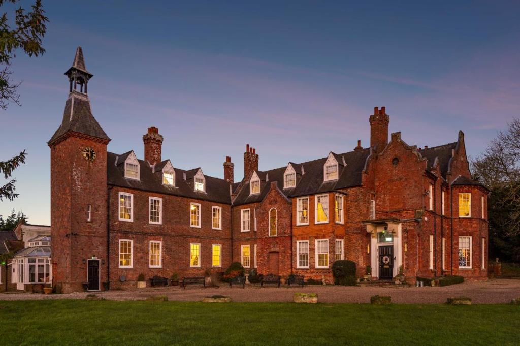 een groot rood bakstenen gebouw met een klokkentoren bij 13 Bed in Skendleby oc-s33954 in Skendleby