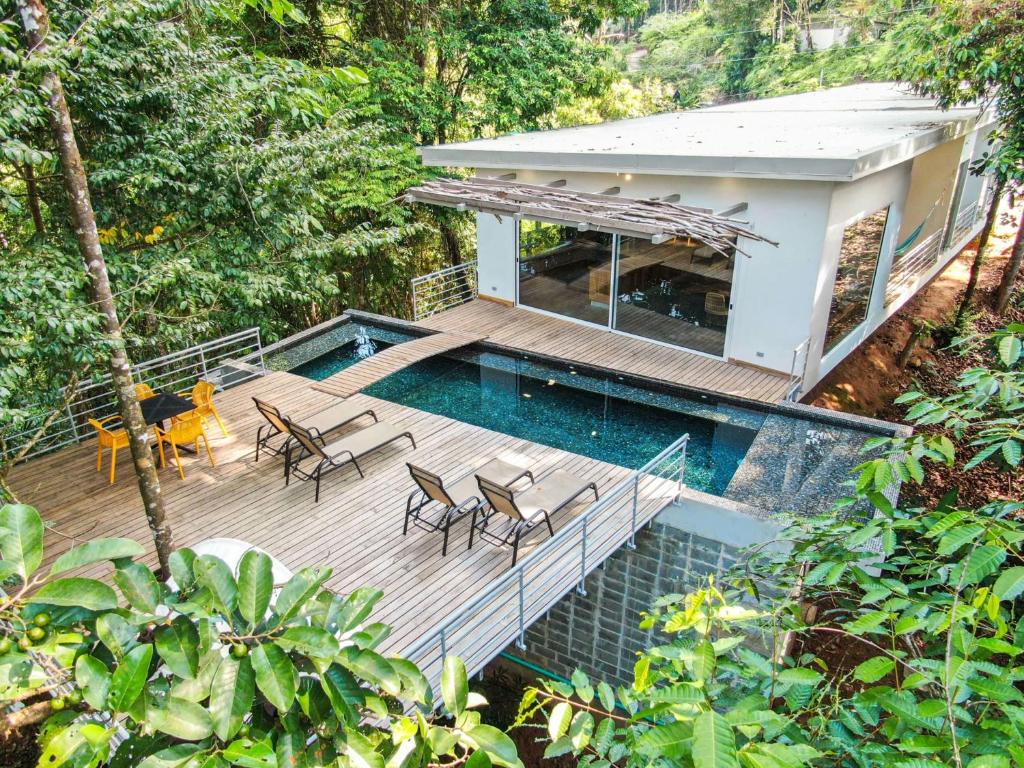 Swimmingpoolen hos eller tæt på Casa Bromelia