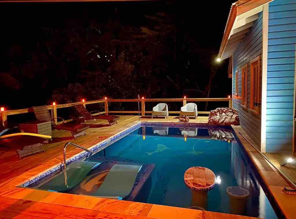 ein Swimmingpool in einem Hinterhof bei Nacht in der Unterkunft Casa Familia in West Bay