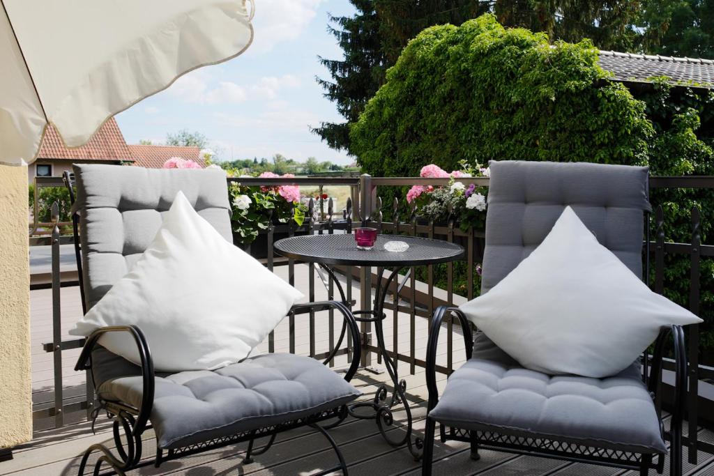 Posezení v ubytování DAS KLEINE HOTEL IPHOFEN, Frühstückszauber, no waste, nachhaltig, nahe aller Weingüter, KNAUF GIPS KG und ConneKT, kleines Secret mit Garten & Terrassen, TV mirrorring, 55" TV, fine dining, Hunde willkommen