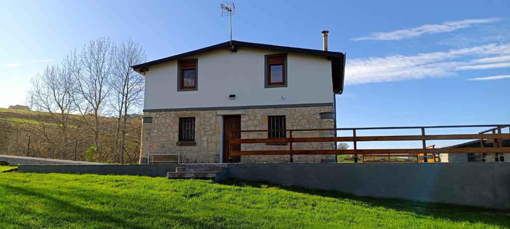 una casa in cima a una collina con erba verde di La Tadorna a Suances