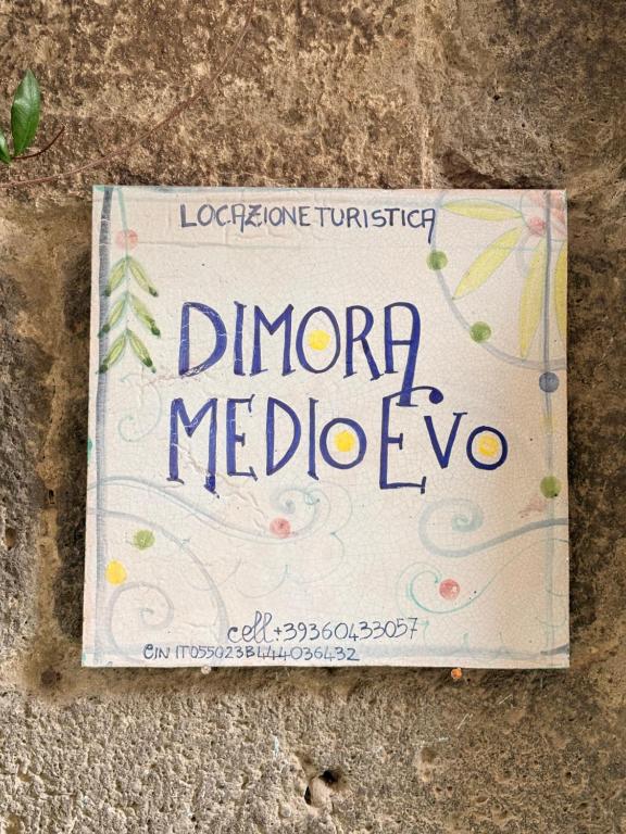 een bord op de grond met de woorden duana meeper bij DIMORA MedioEvo in Orvieto