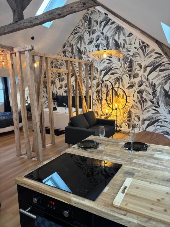 a living room with a black and white wall at Résidence ARTHUS Thamarys in Pierrefonds