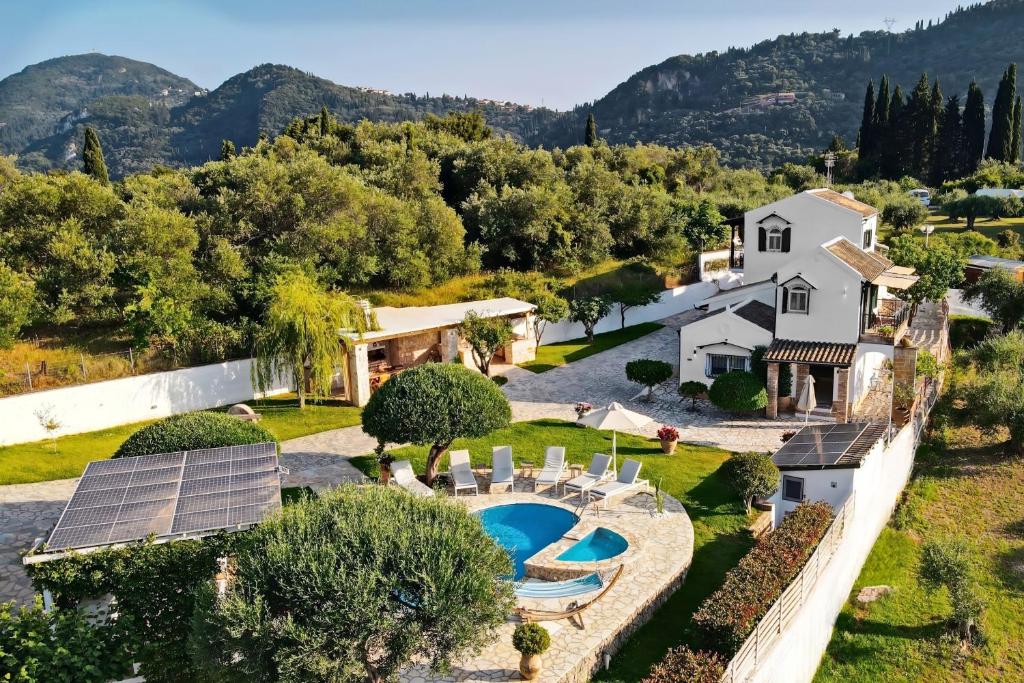 una tenuta con piscina e casa di Villa Claire 10-Acre Private Estate with Pool near Corfu Old Town a Gastouri