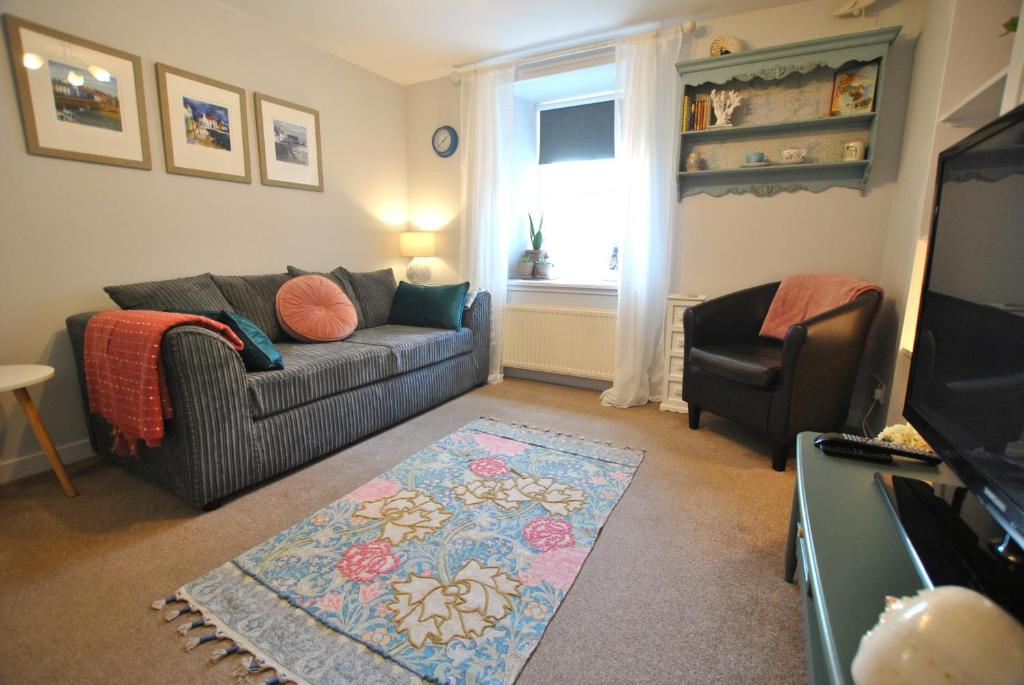 TV a/nebo společenská místnost v ubytování Sandpiper Cottage- Coastal hideaway