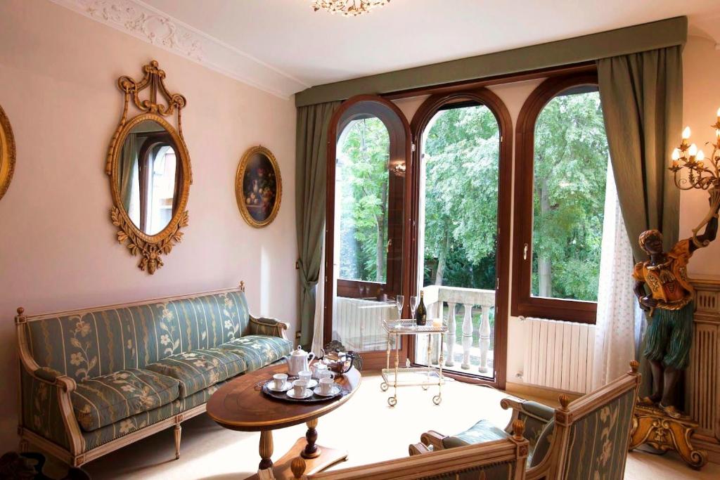 a living room with a couch and a table at Residenza Campiello in Venice