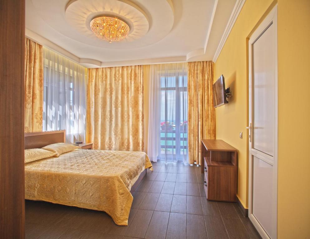 ラザレフスコエにあるGuest House Solnechny Pikのベッドルーム1室(ベッド1台、大きな窓付)