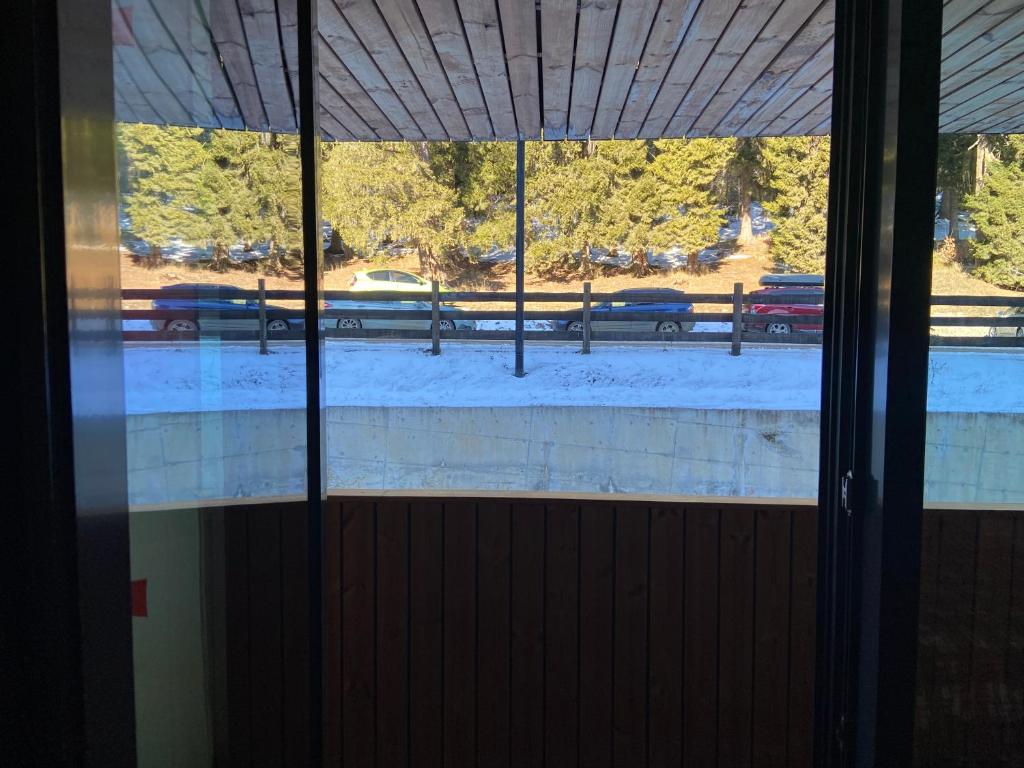 Bakuriani Kohta-Mitarbi Cozy studio B1 110 في باكورياني: منظر من نافذة غرفة يطل على حقل مغطى بالثلوج