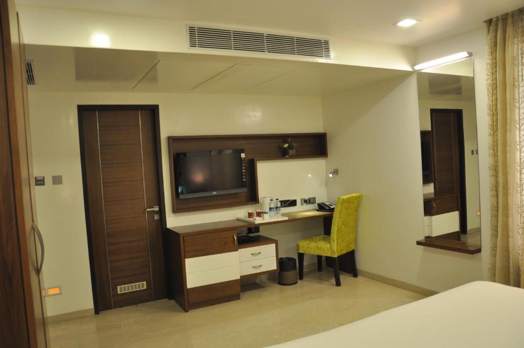 TV a/nebo společenská místnost v ubytování La Woods Hotel