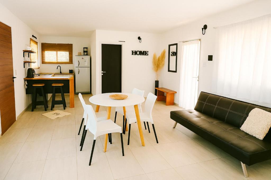 ein Wohnzimmer mit einem Tisch und einem Sofa in der Unterkunft Casa vacacional LUNA DE MAR in Santa Clara del Mar