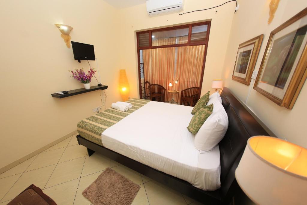 ゴールにあるFort Thari Innの窓付きの部屋にベッド付きのベッドルーム1室があります。