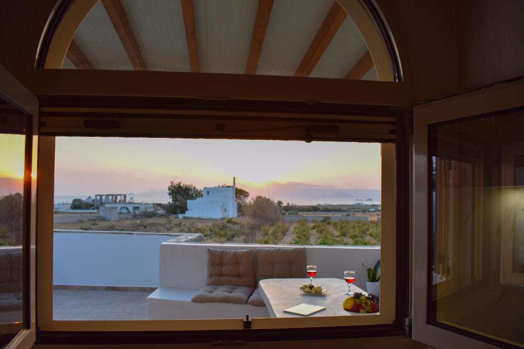 En balkon eller terrasse på Orchid 3 Bedroom Suite Kastraki