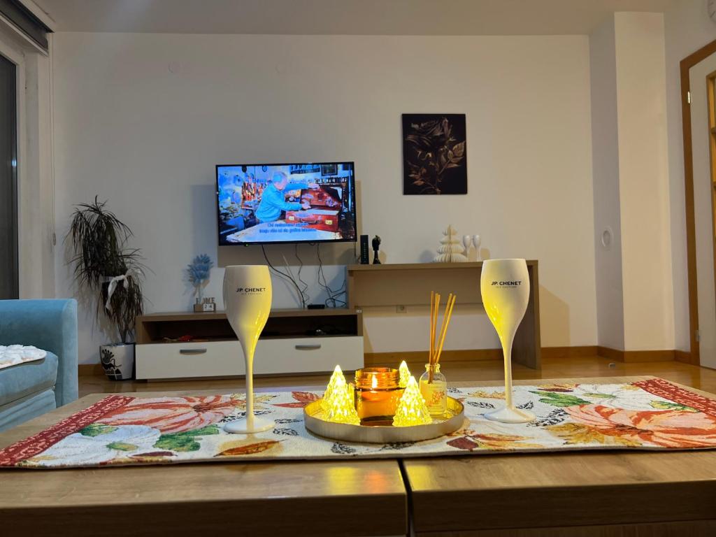 een tafel met twee wijnglazen erop bij Vip Apartments in Sarajevo