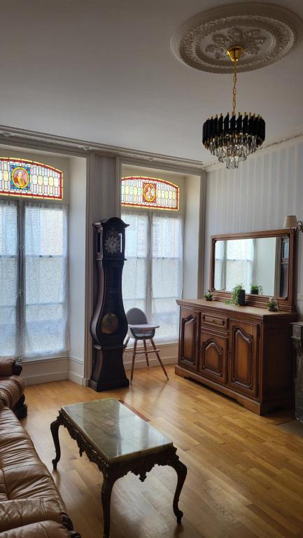 un salon avec un canapé et une table dans l'établissement Les Gîtes Chez Léo, à Bar-sur-Aube