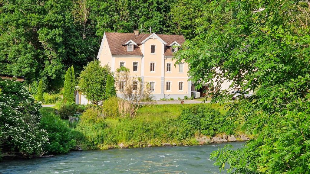 een groot huis aan de kant van een rivier bij Apartment Gletscher & Fluß in Penk