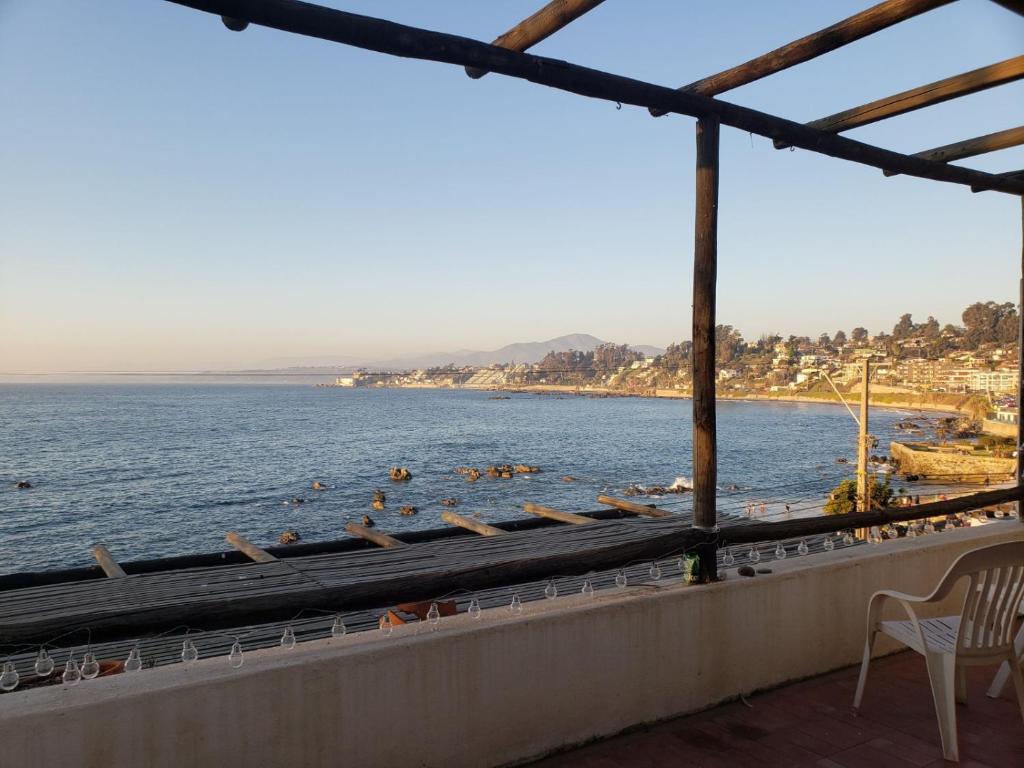uitzicht op het strand vanaf het balkon van een resort bij Departamento Concon Valparaíso in Concón