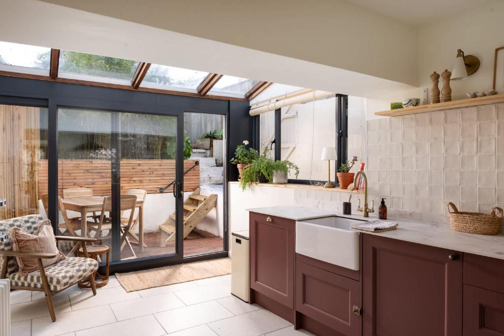 een keuken met uitzicht op een eetkamer bij Traditional Cornish Cottage & Garden Redruth in Redruth