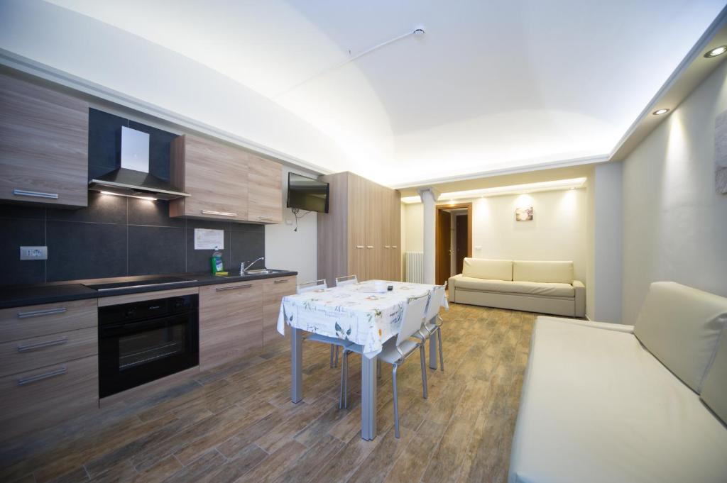 cocina con mesa blanca en una habitación en Residence Tabor, en Bardonecchia