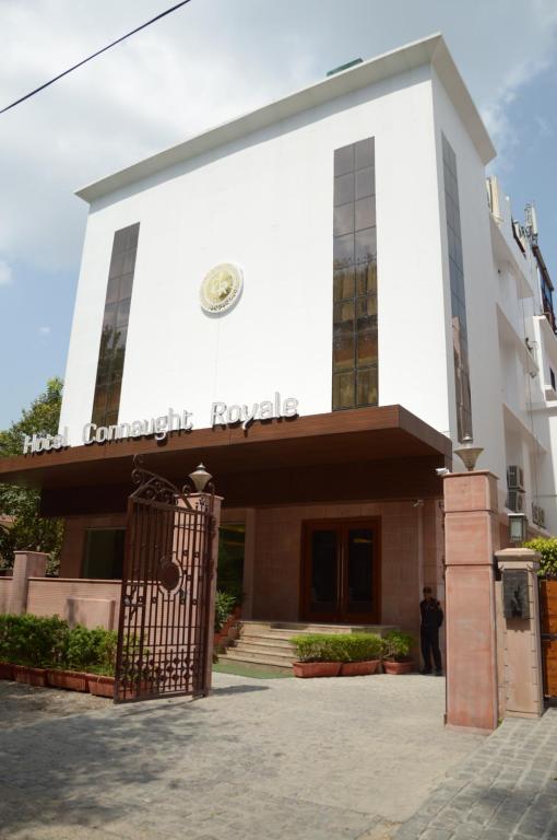 un edificio con una puerta delante de él en Connaught Royale Delhi en Nueva Delhi