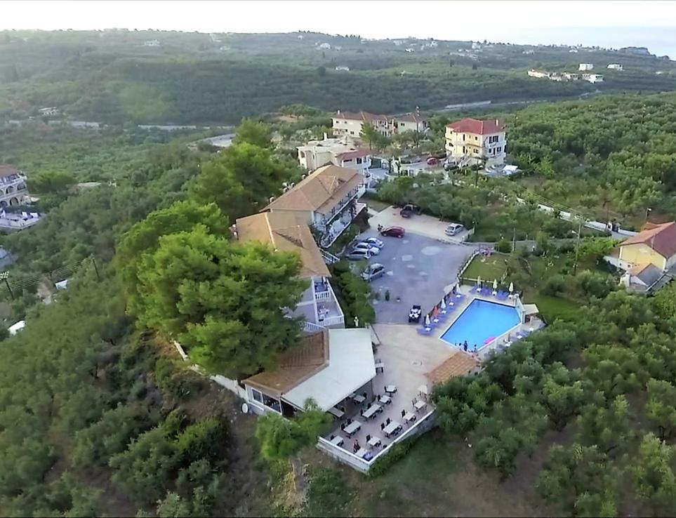 una vista aérea de una casa con piscina en Zante View Studios & Villas en Tsilivi