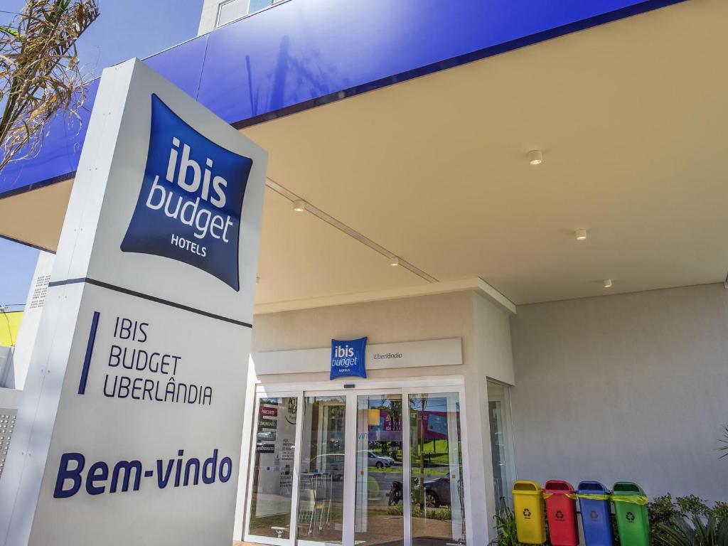 une devanture de magasin avec une enseigne pour un concessionnaire de bus dans l'établissement Ibis Budget Uberlândia, à Uberlândia