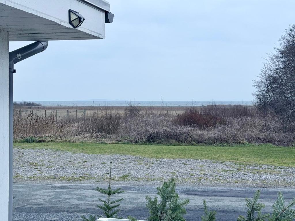 a view of a field from the porch of a house at Amtoft Vig Kitespot in Vesløs