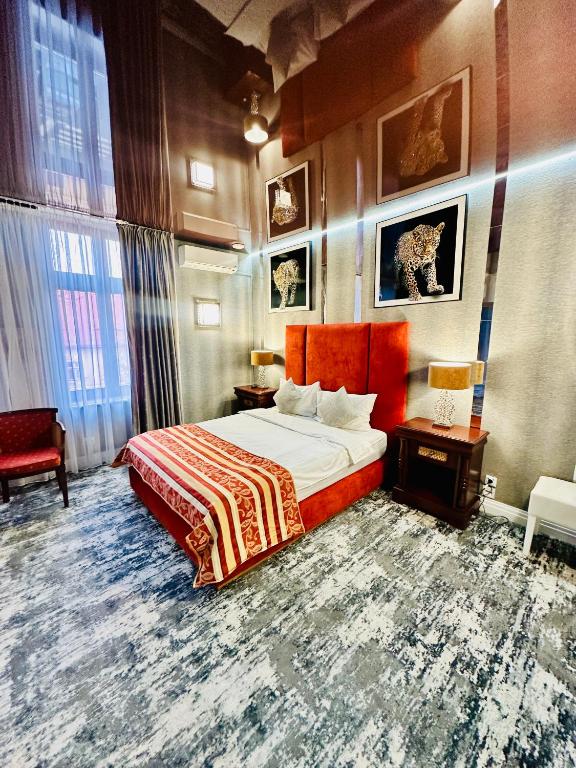 锡比乌Villa & Restaurant Levoslav House的酒店客房设有床、两张桌子和窗户。