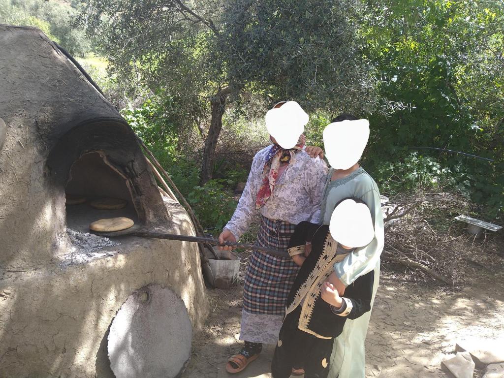 een groep mensen die rond een oven staan bij Welcome home in Taounate