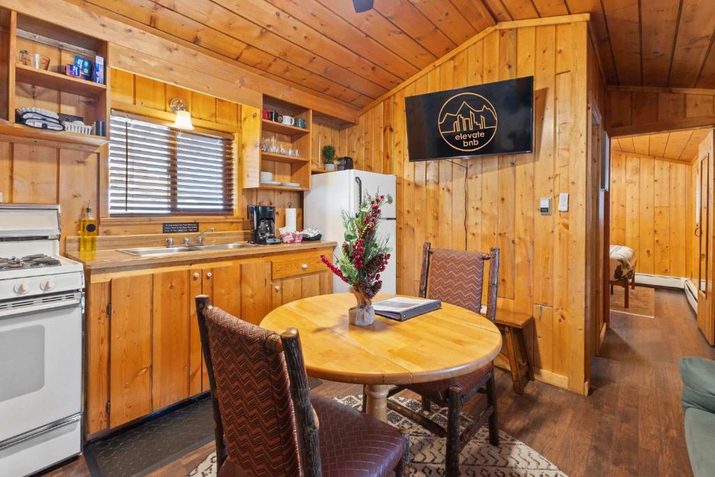 Køkken eller tekøkken på Cabin 4- One Bedroom cabin- RMNP