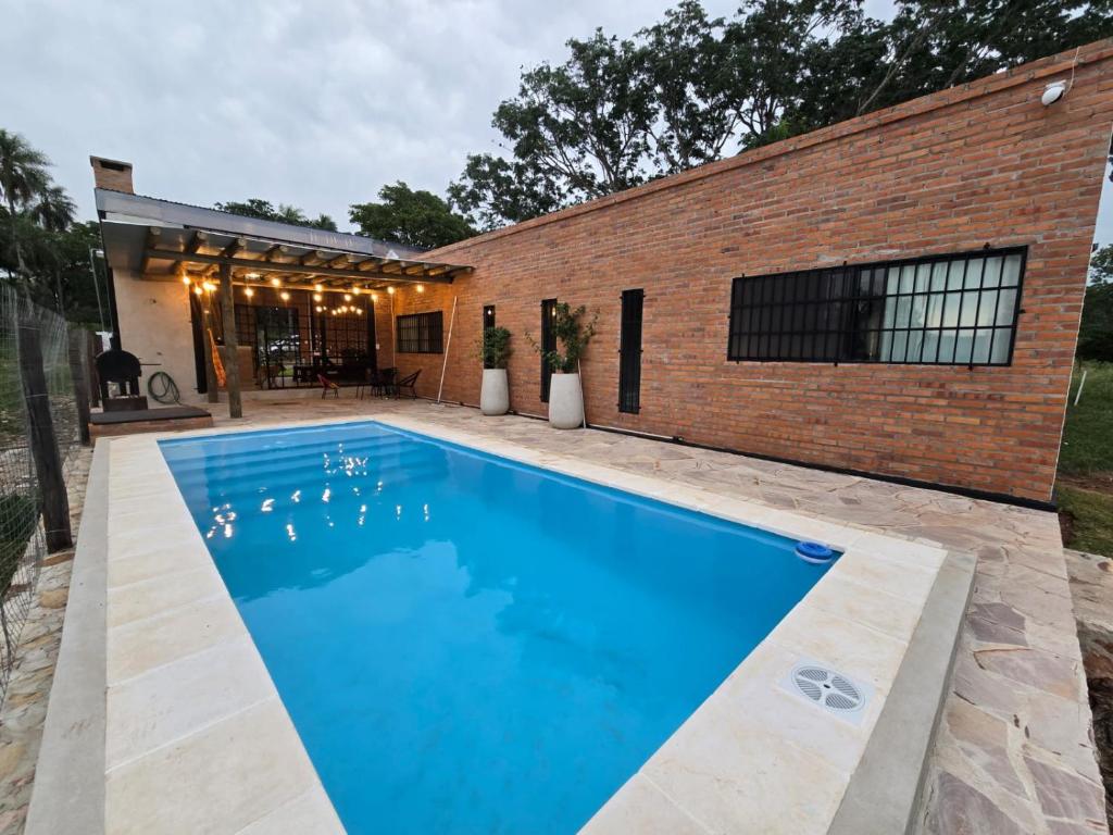 una piscina nel cortile di una casa di Quinta los Buhos a Nueva Colombia