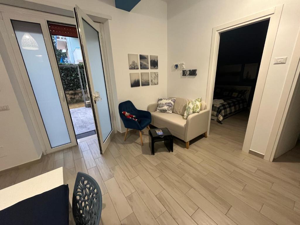 een woonkamer met een bank en een stoel bij Alloggio Turistico Mare Blu Gaeta in Gaeta