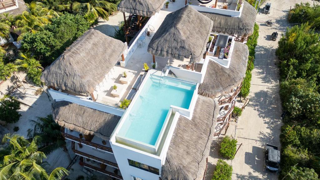 Casa Astral Hotel Boutique and Apartments في جزيرة هول بوكس: منظر جوي لمنتجع به حمام سباحة