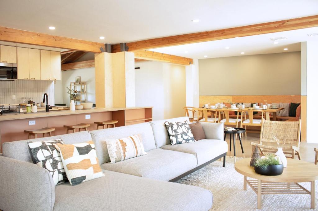 un soggiorno con un divano e un tavolo di Sonoran Peach House - 5BR Winter Retreat, Big Yard, Fireplace a Tucson