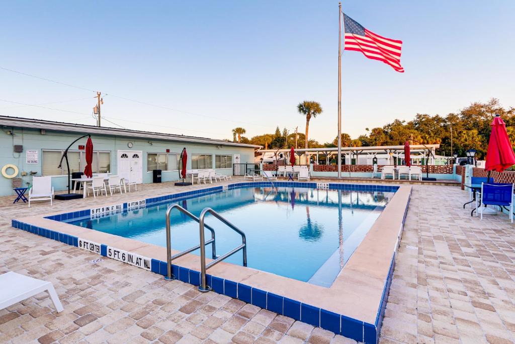 Swimmingpoolen hos eller tæt på 3 Mi to Ocean Vero Beach Home with Pool Access!