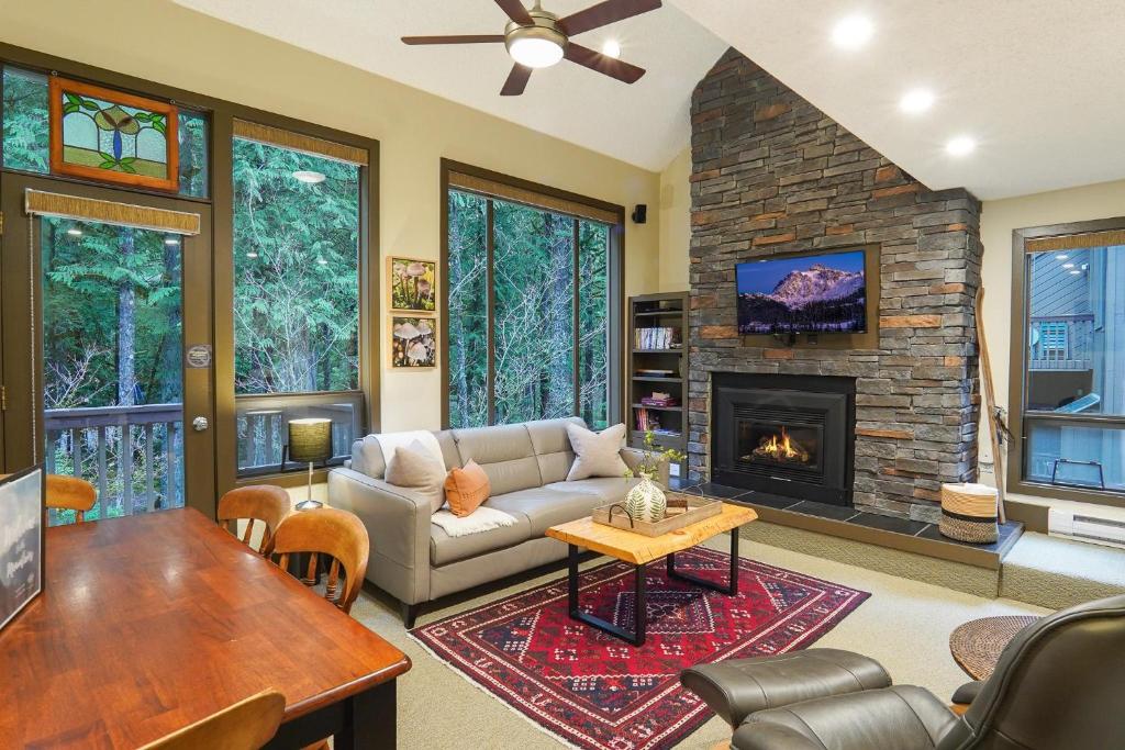 un salon avec un canapé et une cheminée dans l'établissement Shuksan Suite, à Deming